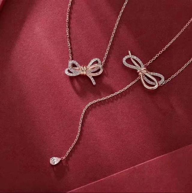 Swarovski 玫瑰金 蝴蝶结颈链 支持京东直邮 这款以蝴蝶结作为爱情的象征 富玩味的设计 不但精致巧究 又充满青春气息 而这款项链以利落线条及立体造型